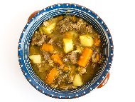 Рецепта Агнешка яхния от агнешки врат с картофи, морков, чушка, лук и подправки в гювеч на фурна